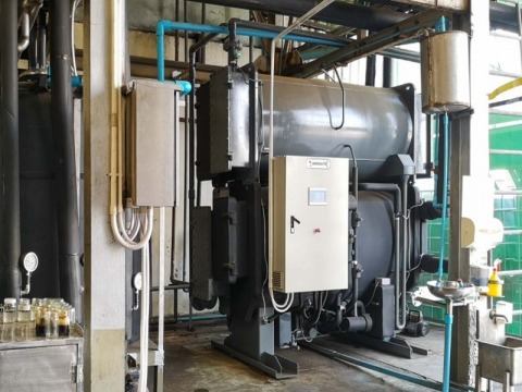 Absorption Chiller ขนาด 30 ตัน นำน้ำเย็นไปใช้ปรับอากาศ โดยต่อเข้ากับ Stainless Steel Fan Coil